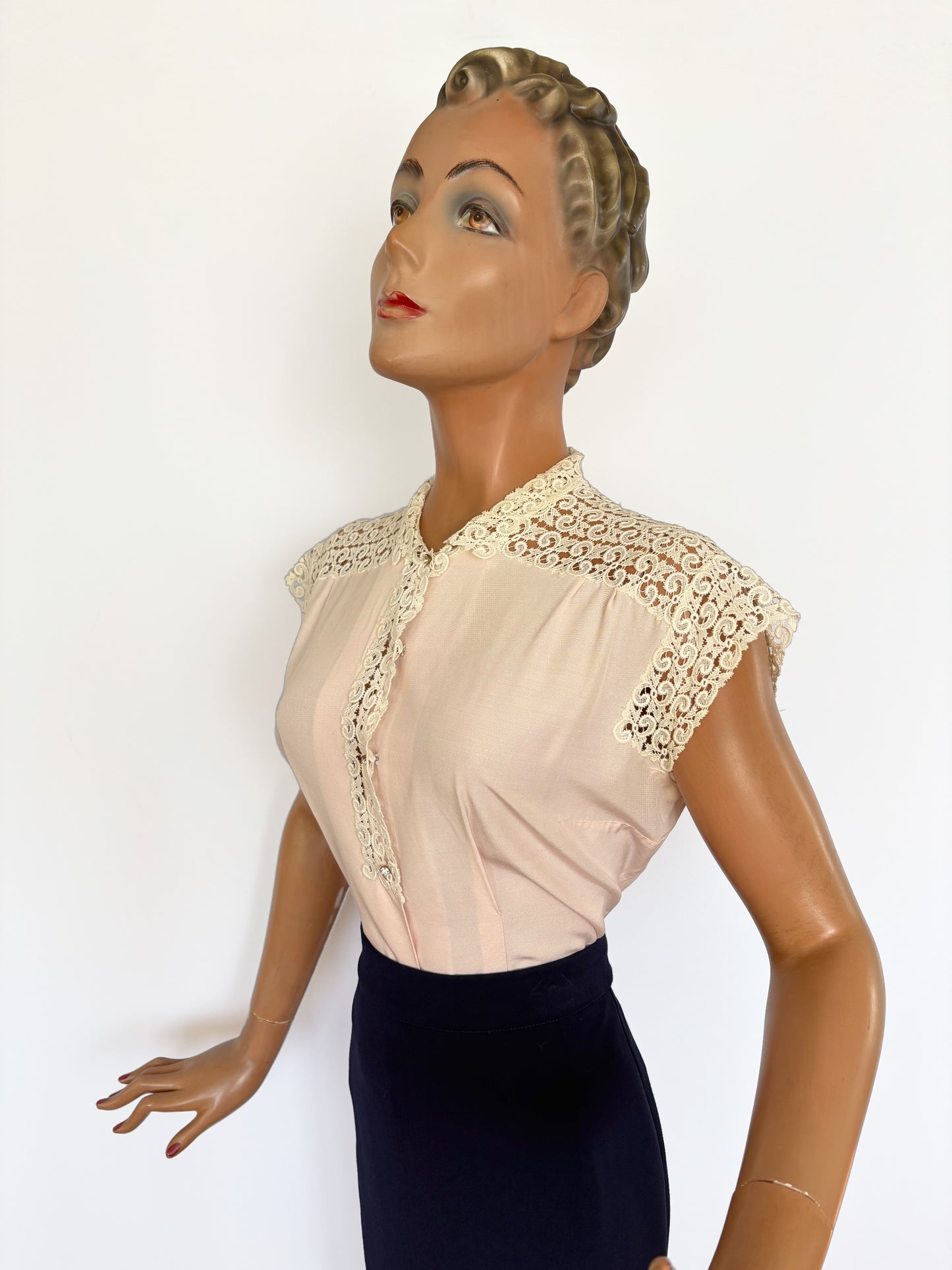 L | 1940s Blush Blouse With Lace Details – Riquel