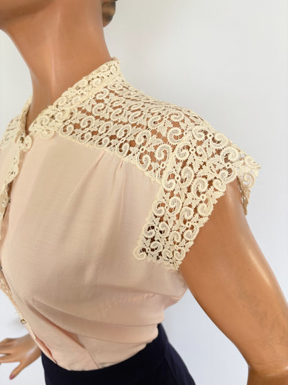 L | 1940s Blush Blouse With Lace Details – Riquel