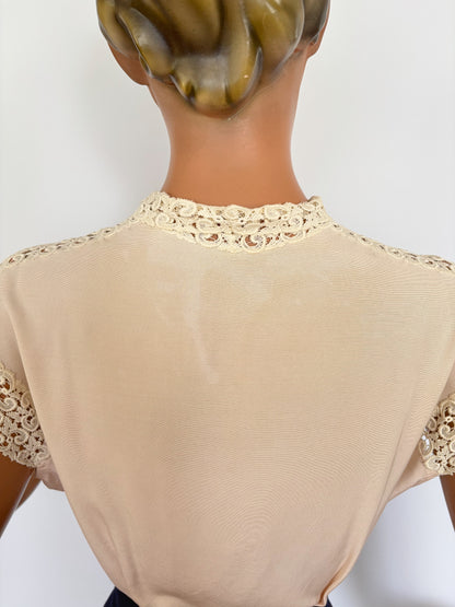 L | 1940s Blush Blouse With Lace Details – Riquel