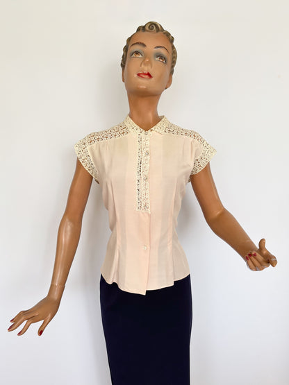 L | 1940s Blush Blouse With Lace Details – Riquel