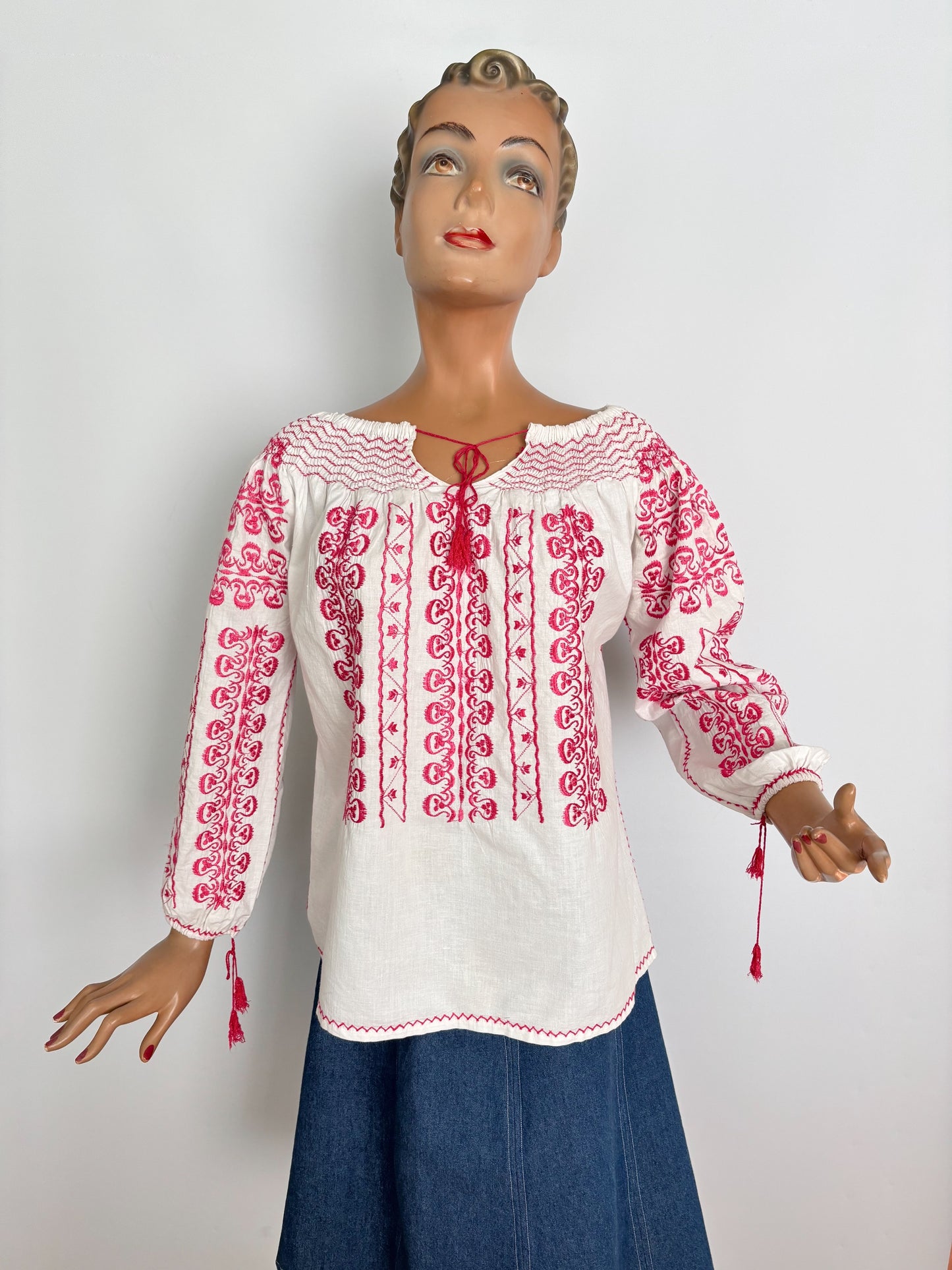 L | 1970s Folk Blouse White Cotton Red Embroidery