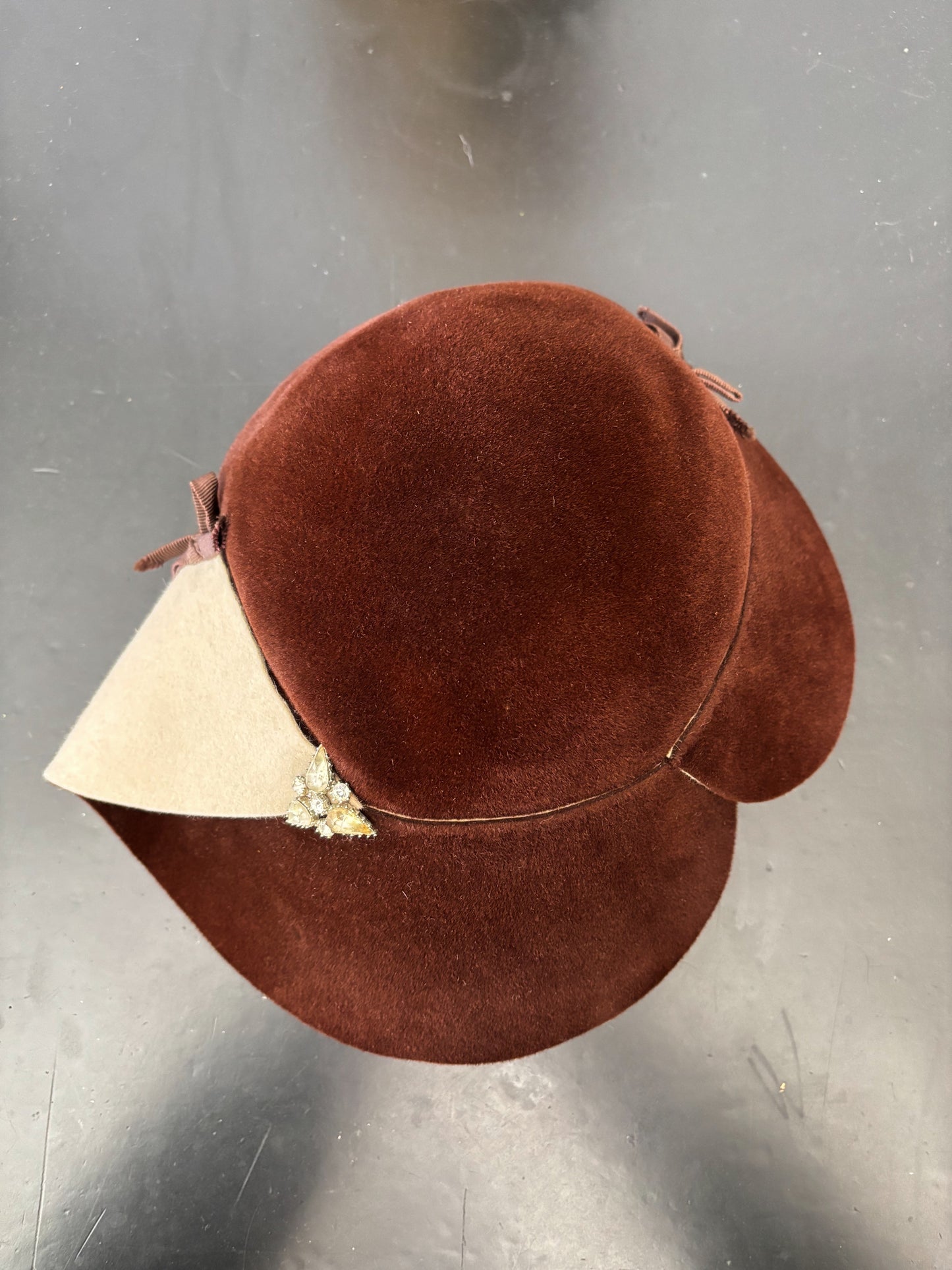 1930s/40s Brown Cream Velour Felt Tilt Hat