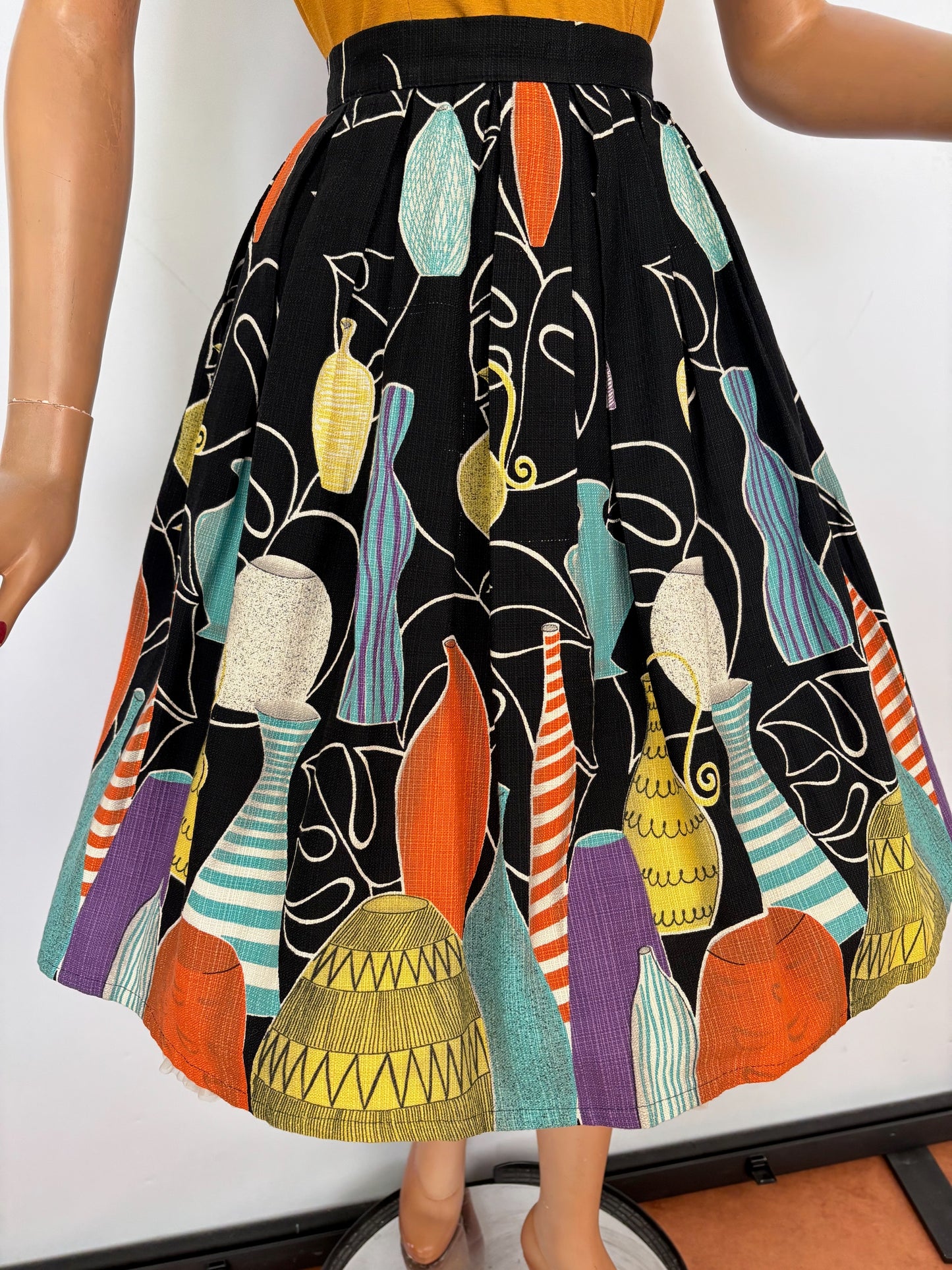 M | 1950s Barkcloth Novelty Skirt With Vase Print