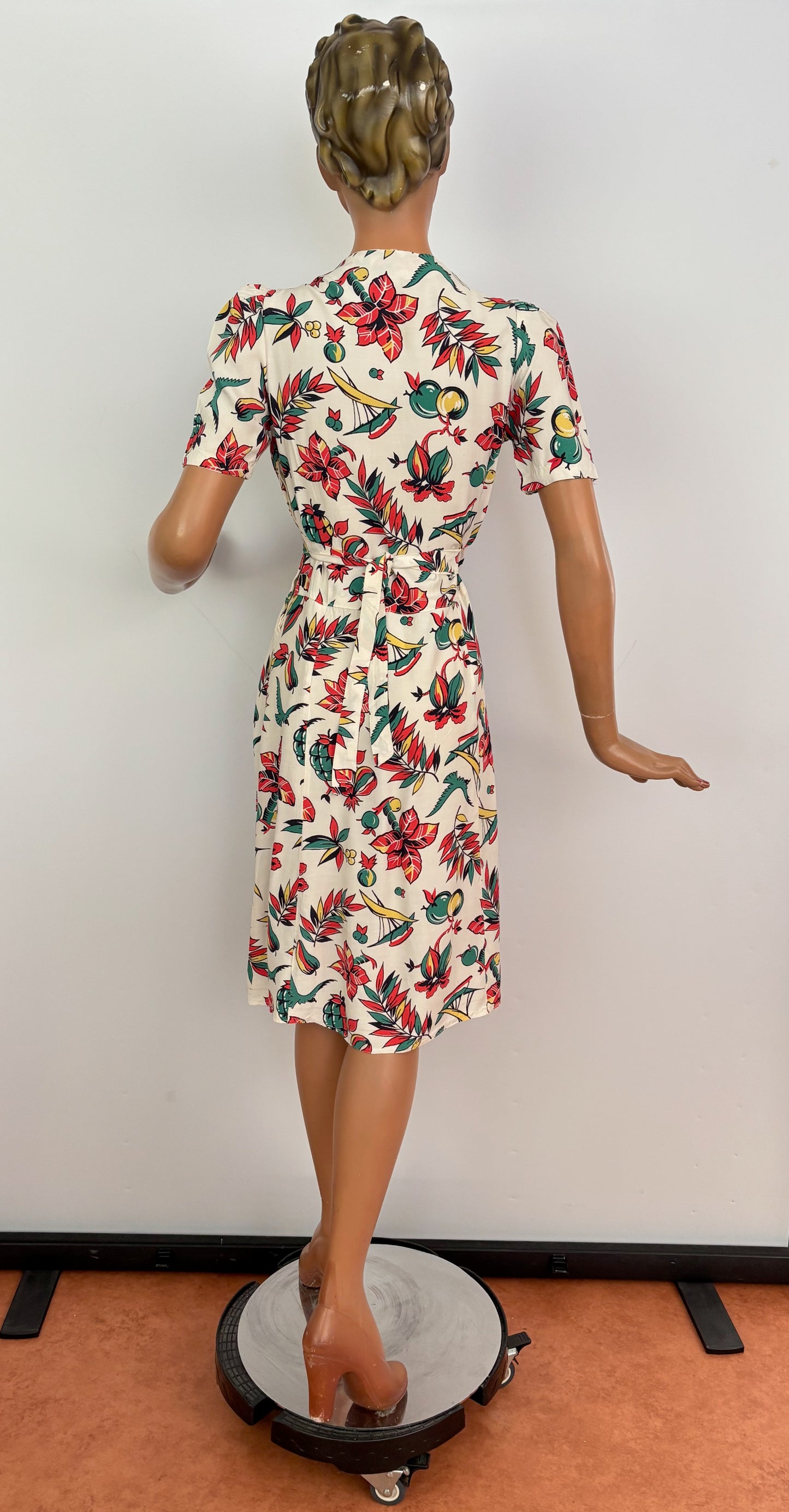 M | 1940s Rayon Tropical Novelty Print Dress