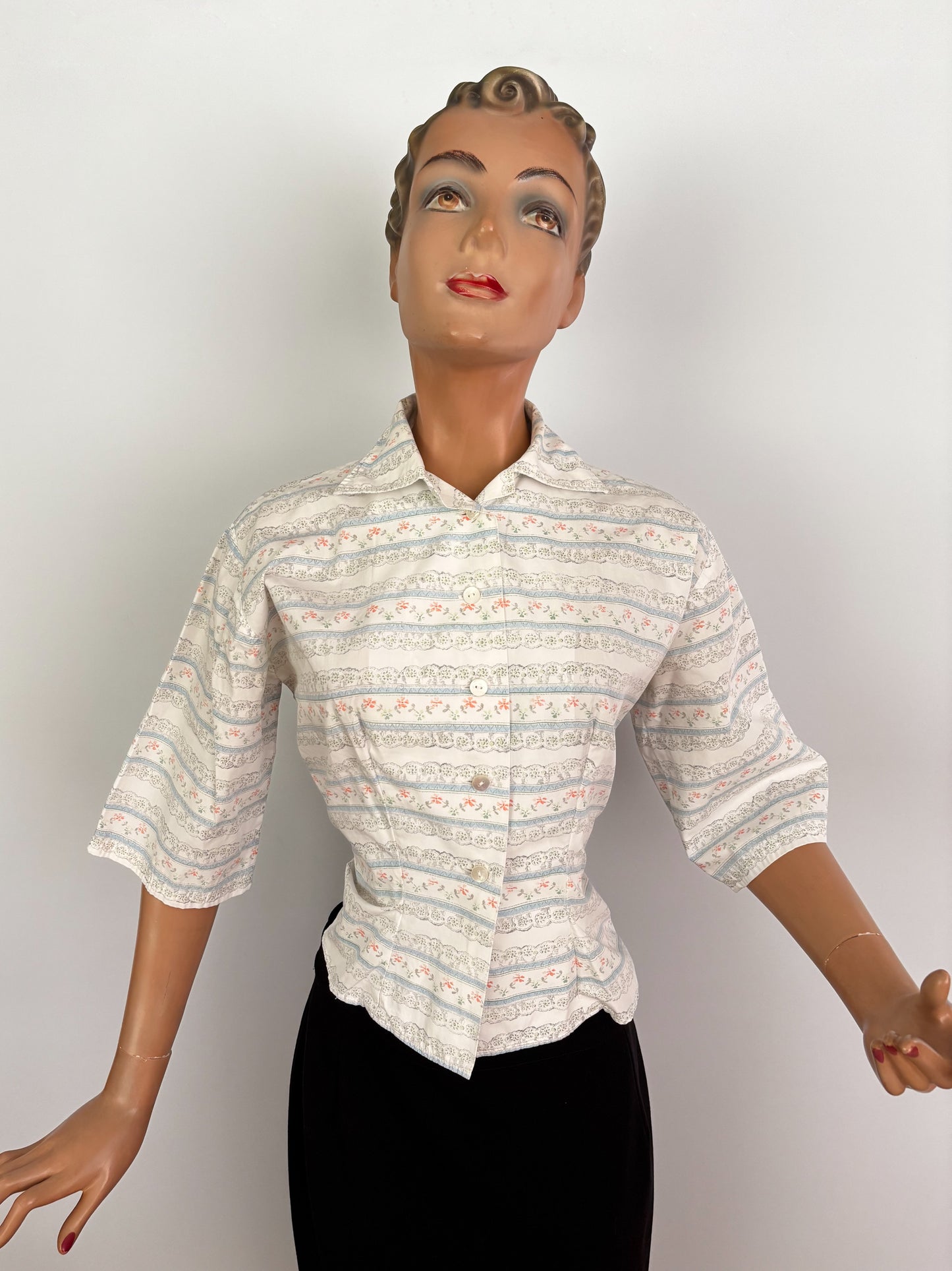 1950s Cotton Blouse With Floral and Lace Print | S/M