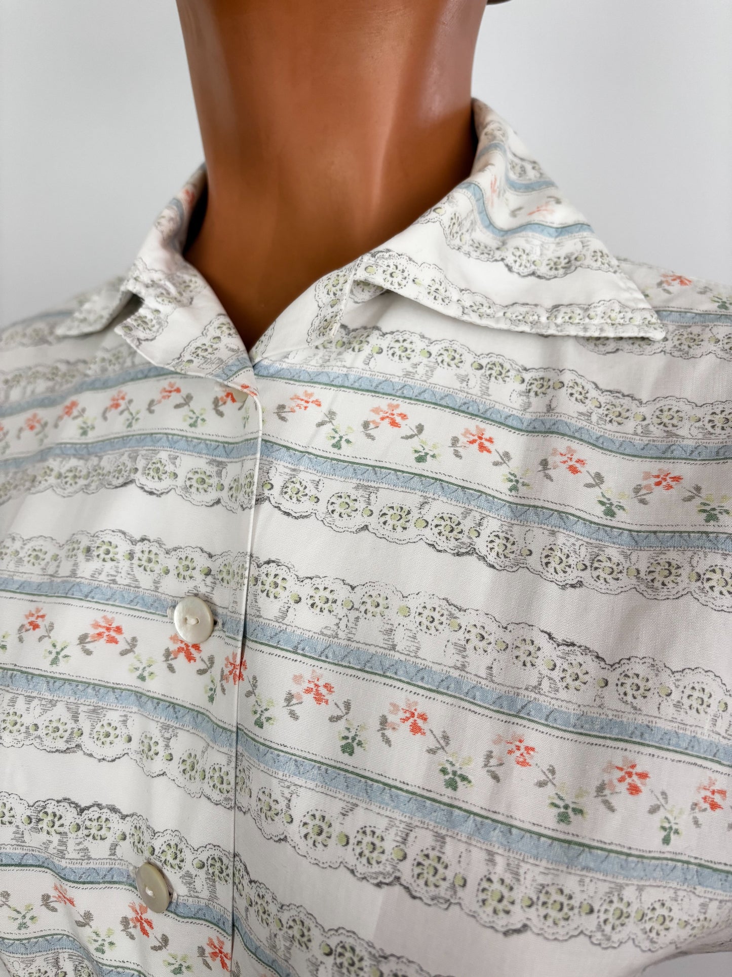 1950s Cotton Blouse With Floral and Lace Print | S/M