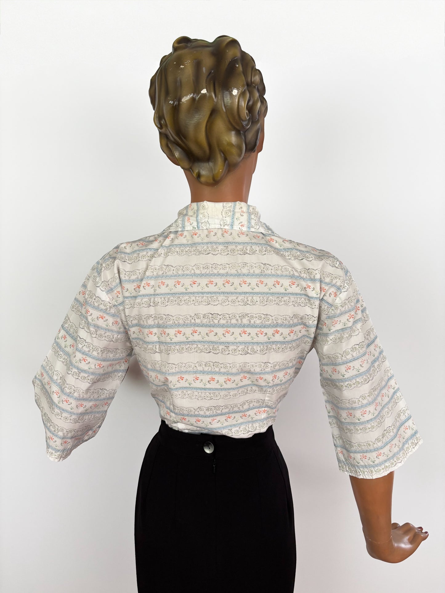 1950s Cotton Blouse With Floral and Lace Print | S/M