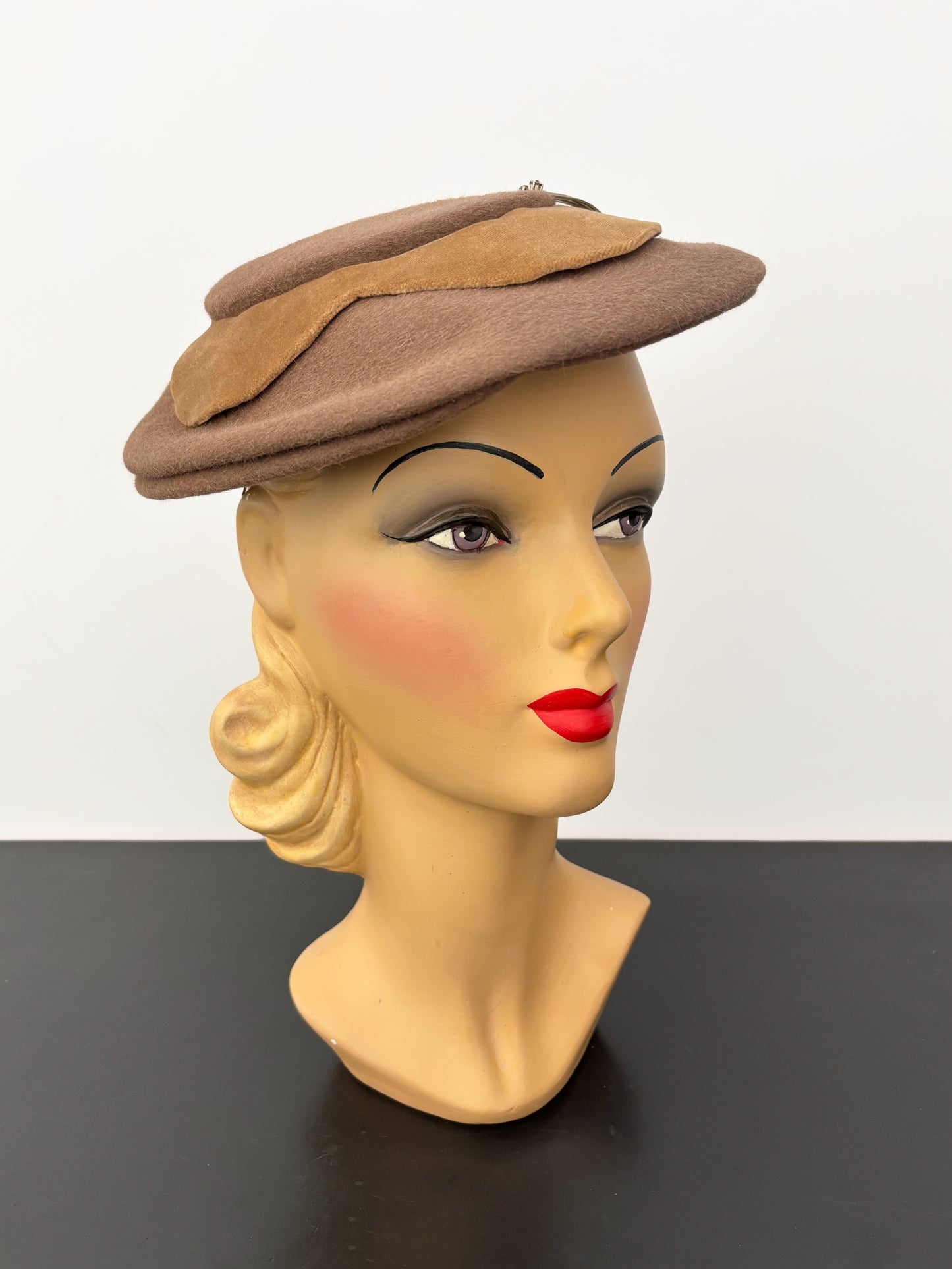 1940s/50s Brown Felt Platter Hat With Metal Detail