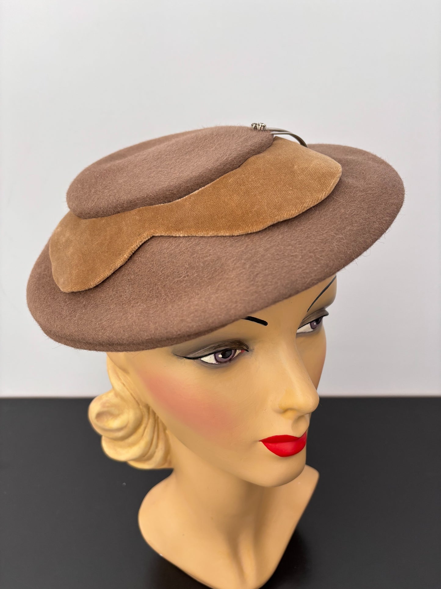 1940s/50s Brown Felt Platter Hat With Metal Detail