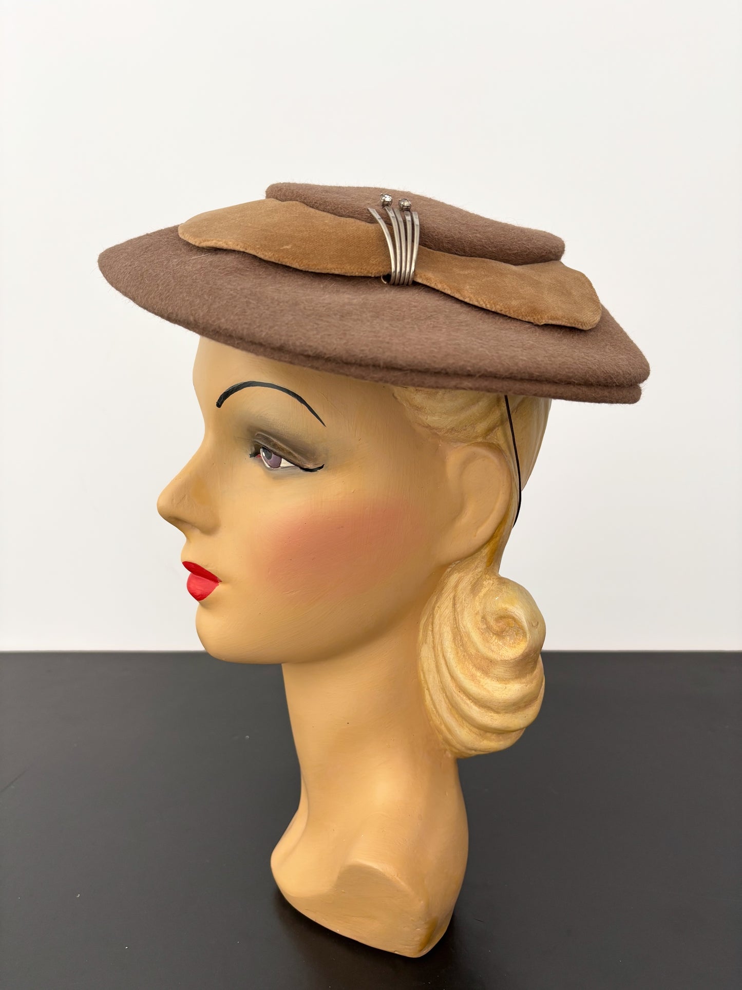 1940s/50s Brown Felt Platter Hat With Metal Detail