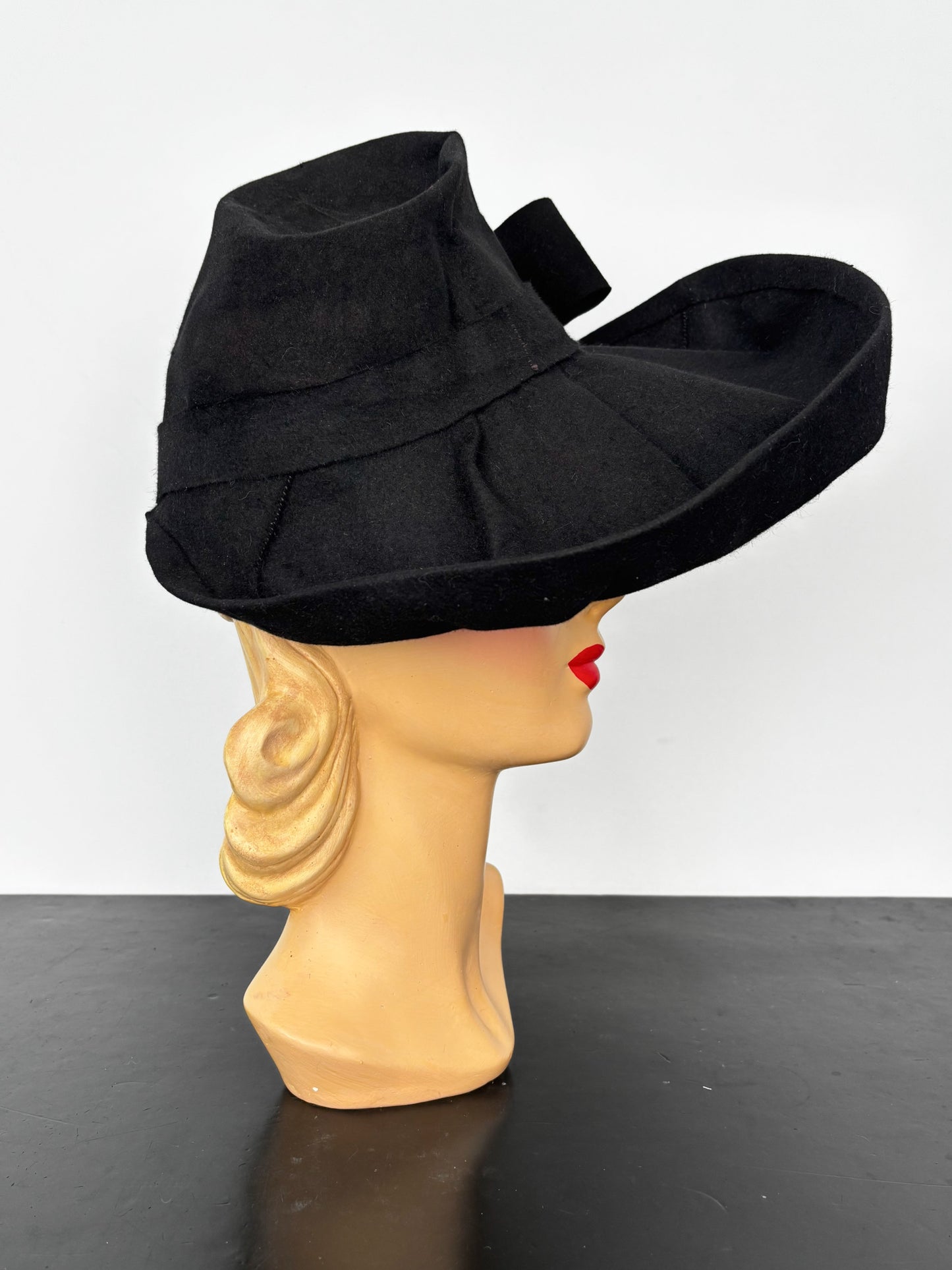1940s Flamboyant Black Felt Hat with Large Brim and Bow