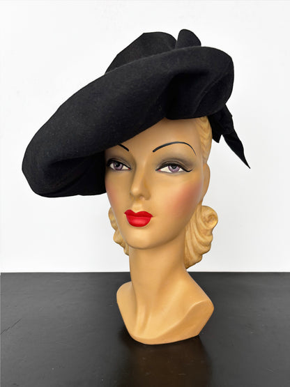 1940s Flamboyant Black Felt Hat with Large Brim and Bow