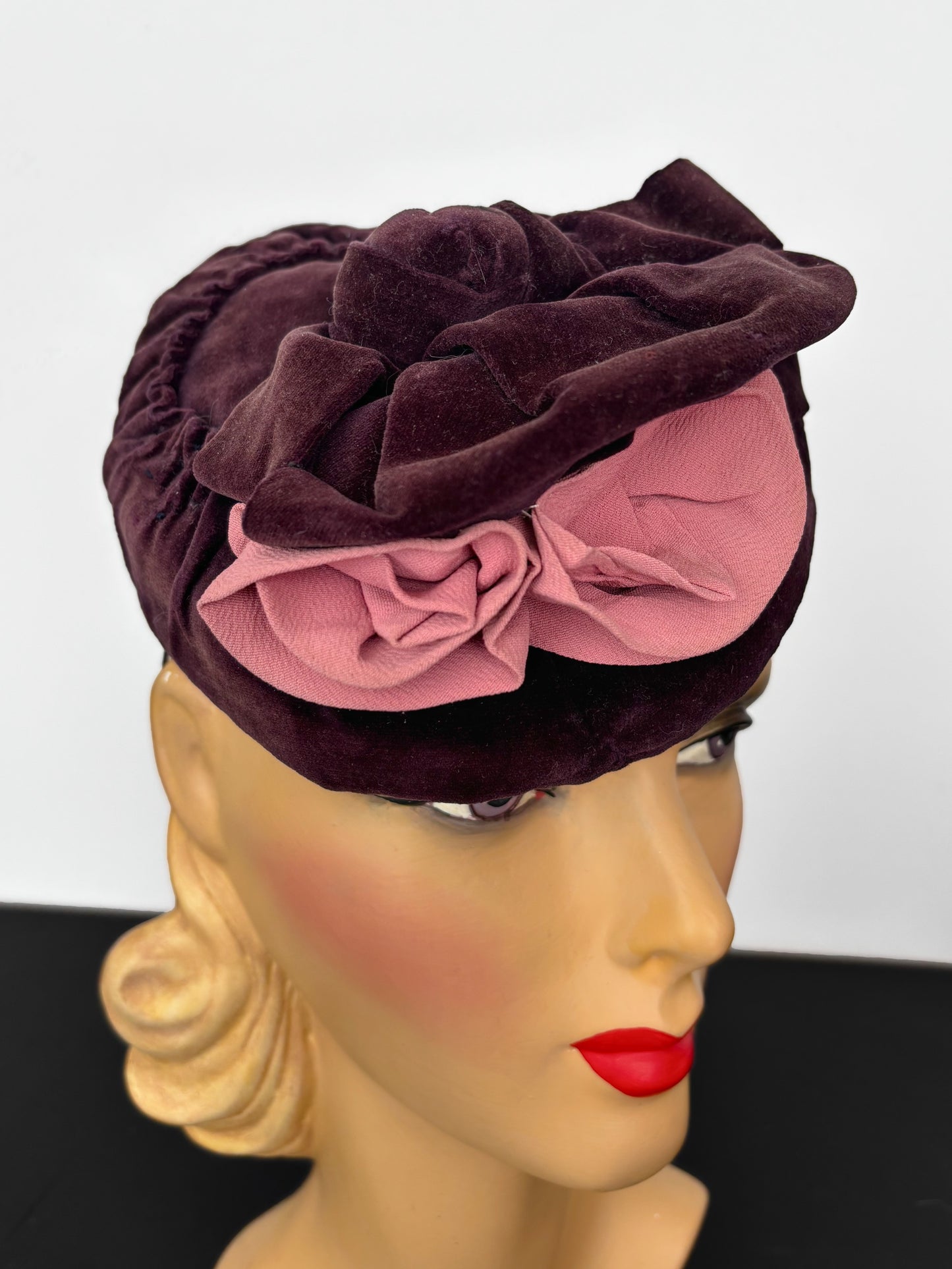 1940s Chocolate Brown Velvet Hat With Pink Roses And Bow
