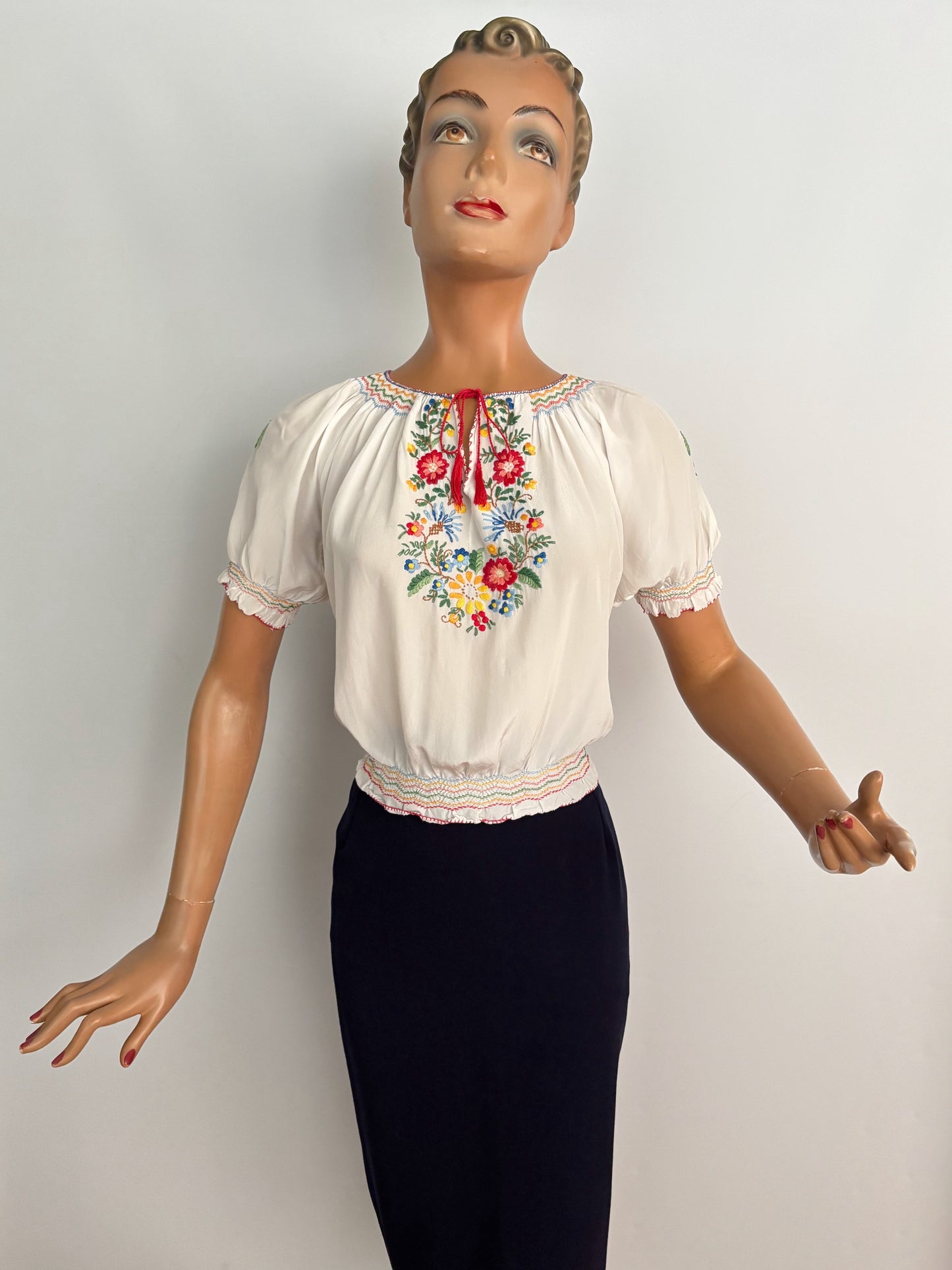 L | 1940s Hungarian Embroidered Peasant Blouse