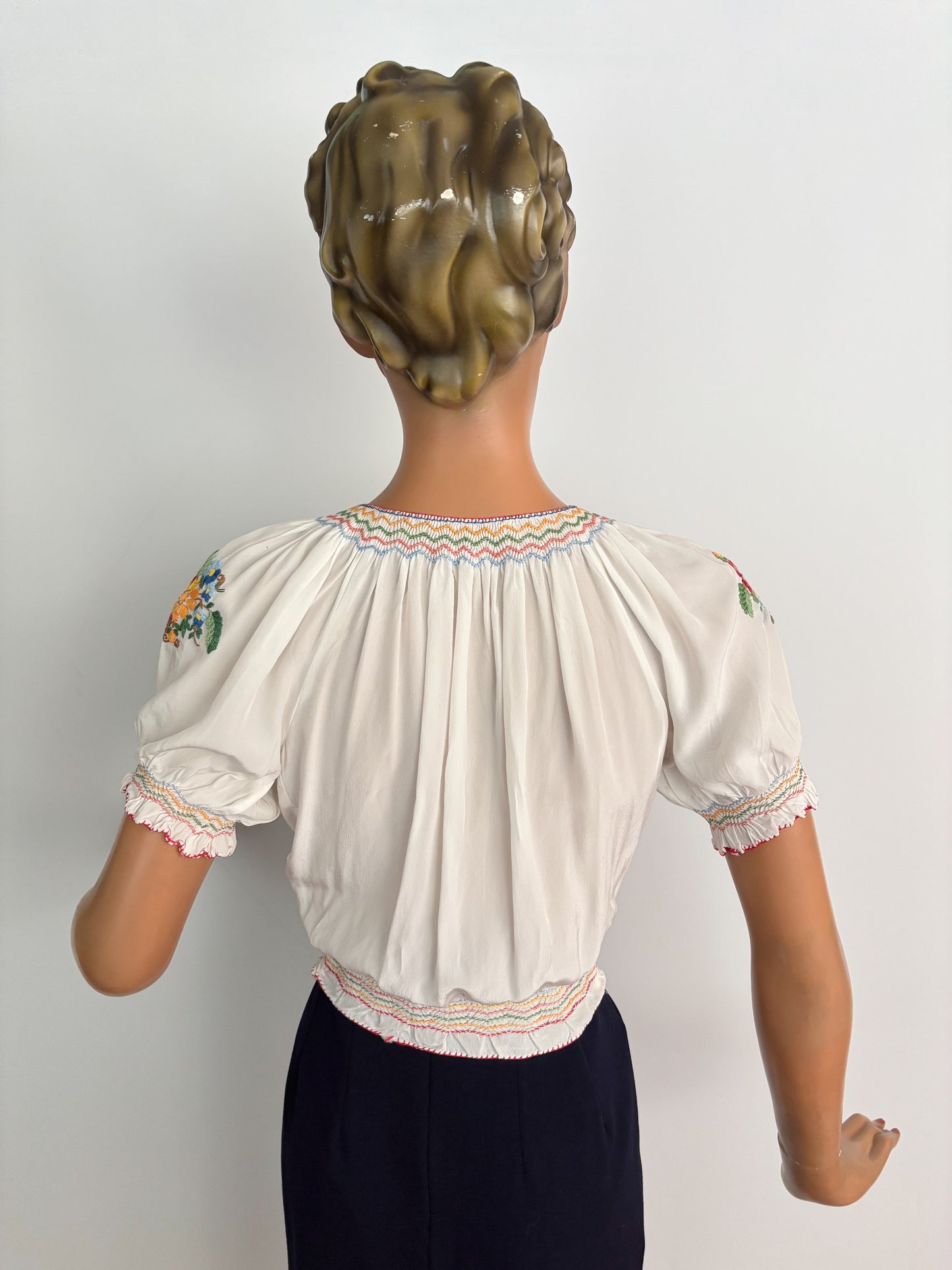 L | 1940s Hungarian Embroidered Peasant Blouse