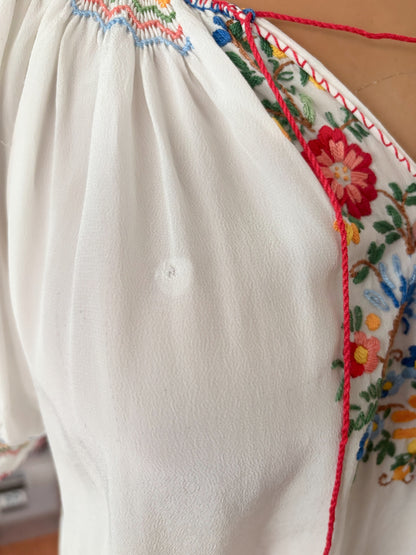 L | 1940s Hungarian Embroidered Peasant Blouse
