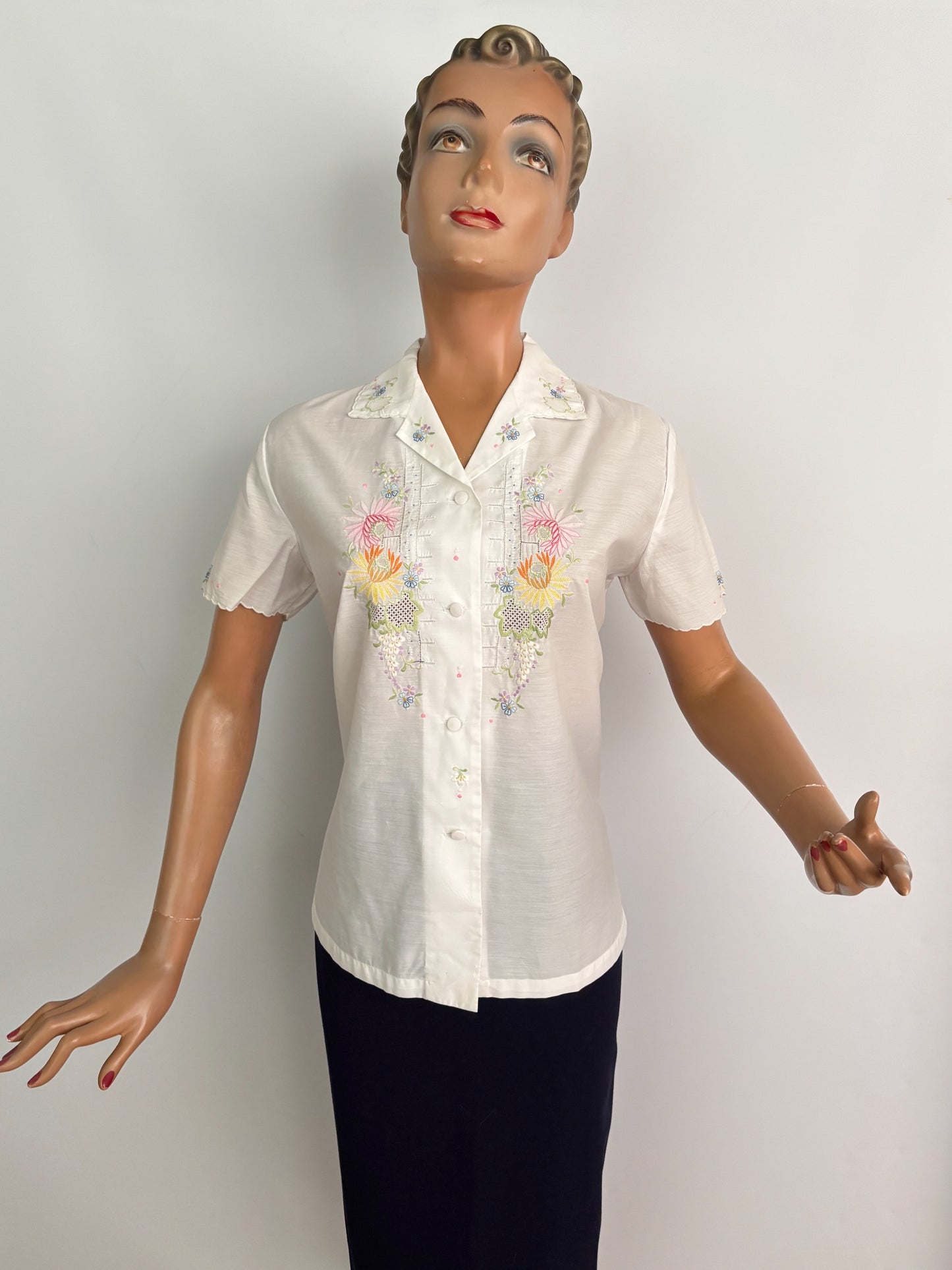 XL | 1970s White Floral Embroidered Peasant Blouse