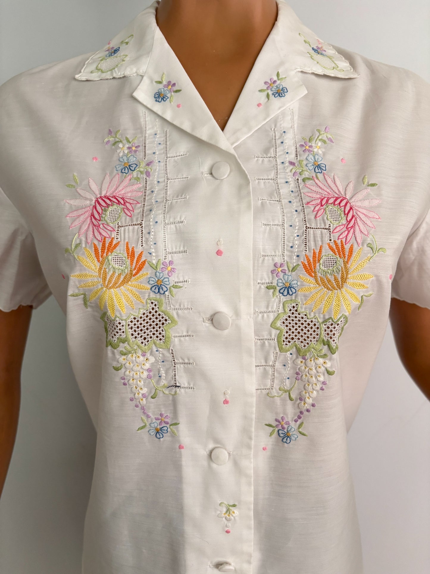 XL | 1970s White Floral Embroidered Peasant Blouse