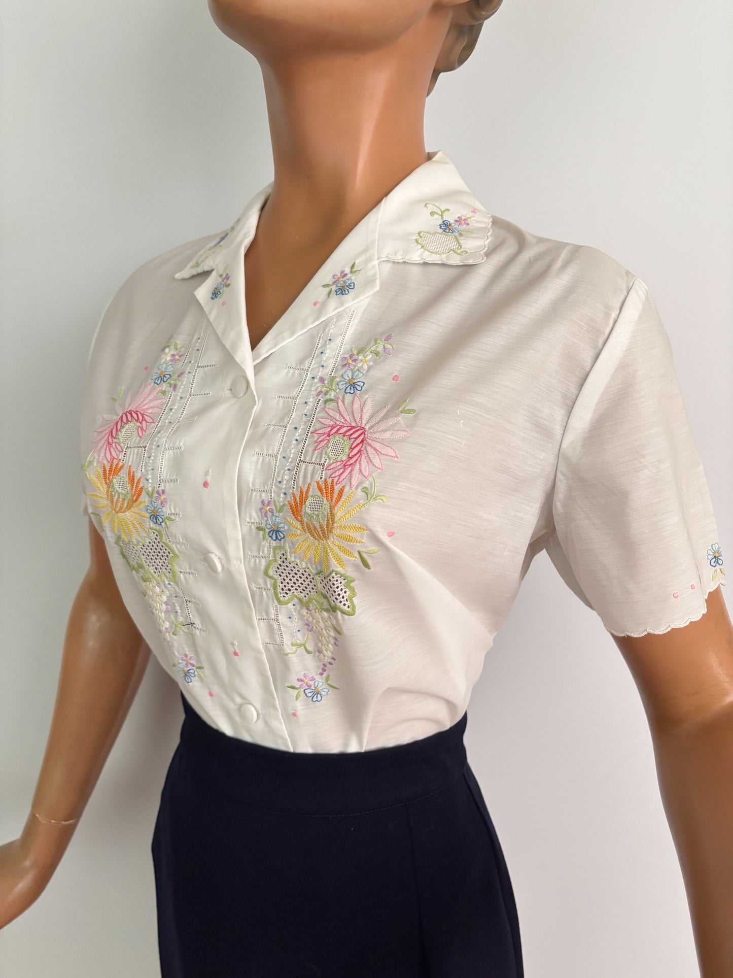 XL | 1970s White Floral Embroidered Peasant Blouse