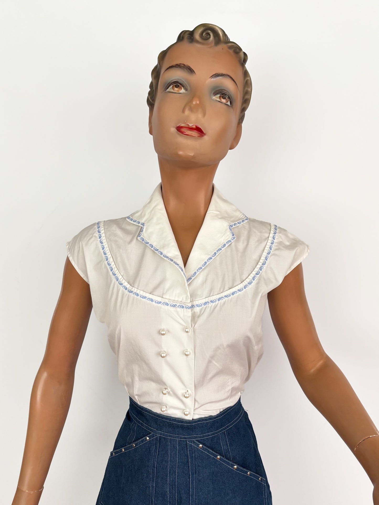 S | 1950s White Cotton Blouse With Blue Floral Trim