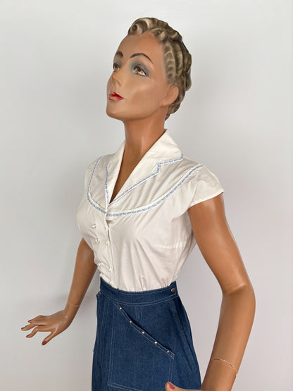 S | 1950s White Cotton Blouse With Blue Floral Trim