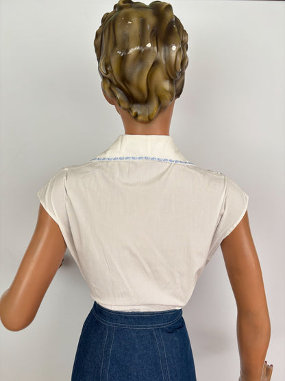 S | 1950s White Cotton Blouse With Blue Floral Trim
