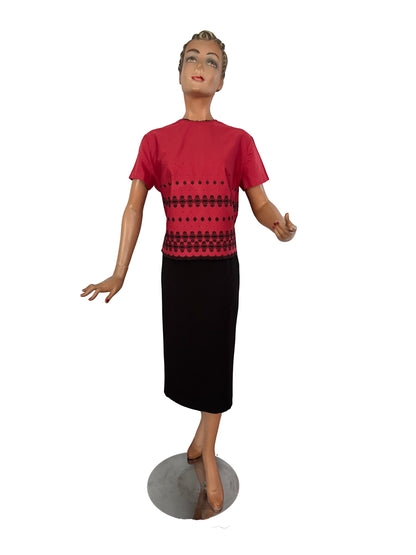 L/XL | 1950s Swiss Embroidered Blouse in Raspberry Red Poplin