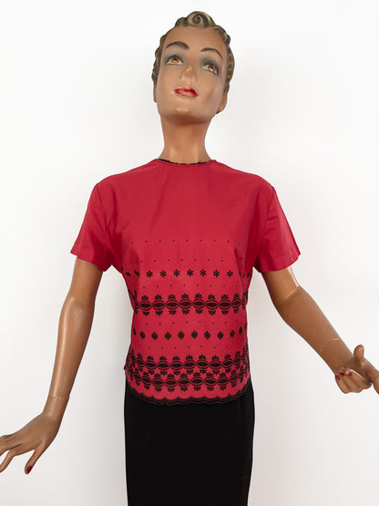 L/XL | 1950s Swiss Embroidered Blouse in Raspberry Red Poplin