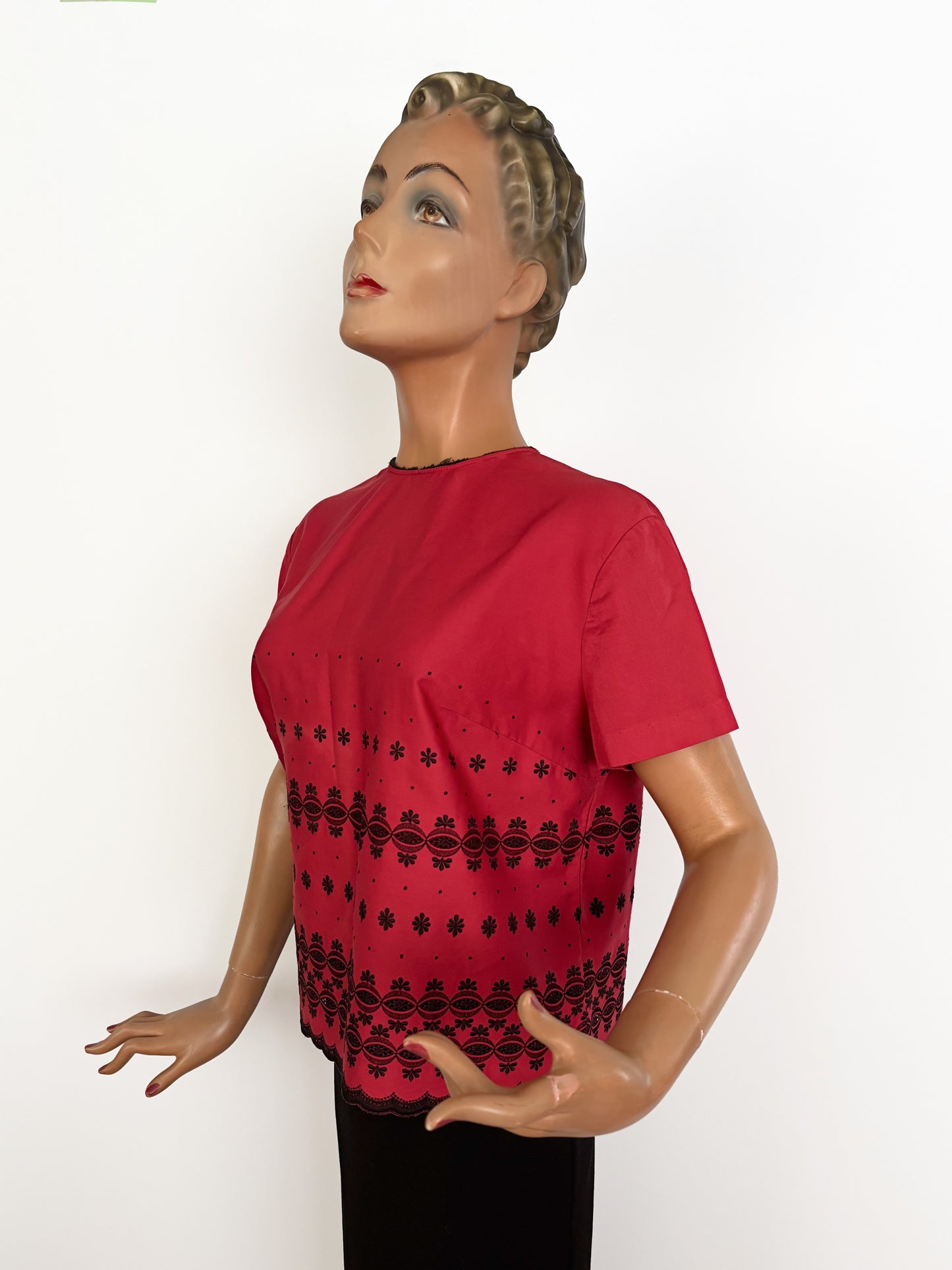 L/XL | 1950s Swiss Embroidered Blouse in Raspberry Red Poplin