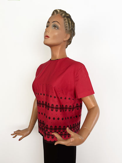 L/XL | 1950s Swiss Embroidered Blouse in Raspberry Red Poplin