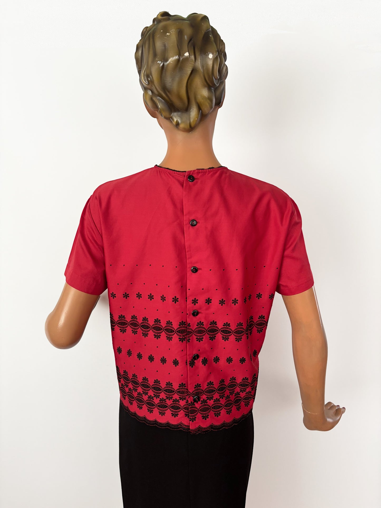 L/XL | 1950s Swiss Embroidered Blouse in Raspberry Red Poplin