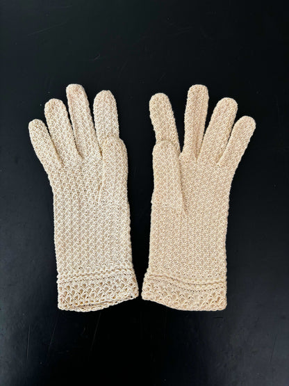 1950s Deadstock Cream Crocheted Gloves | Size 6