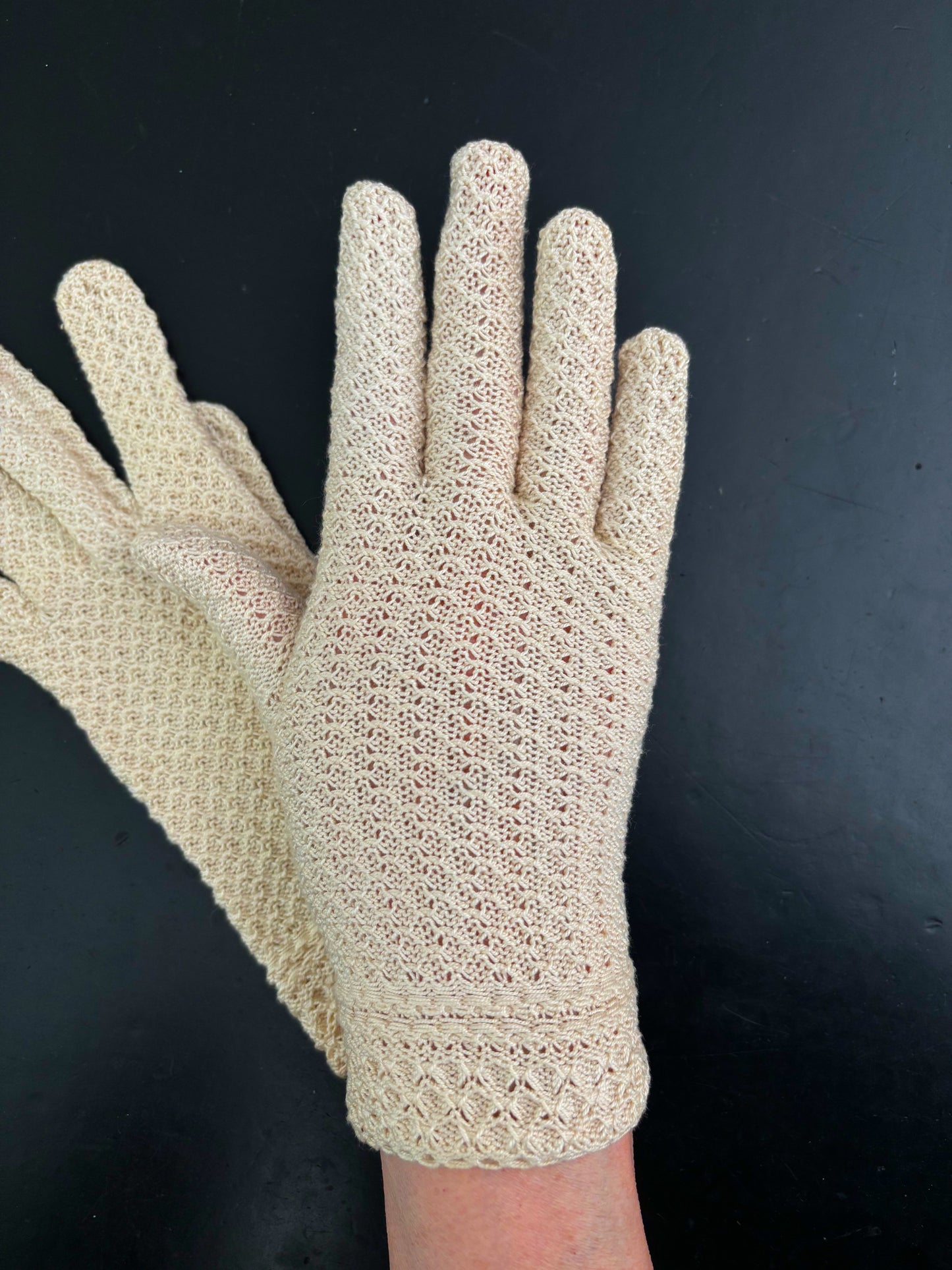 1950s Deadstock Cream Crocheted Gloves | Size 6