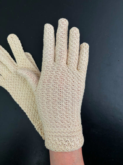 1950s Deadstock Cream Crocheted Gloves | Size 6