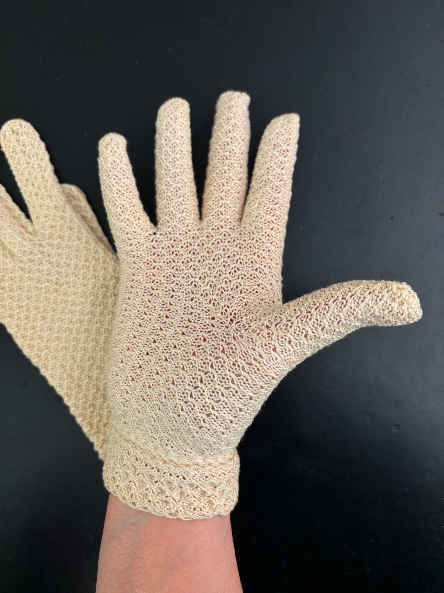 1950s Deadstock Cream Crocheted Gloves | Size 6