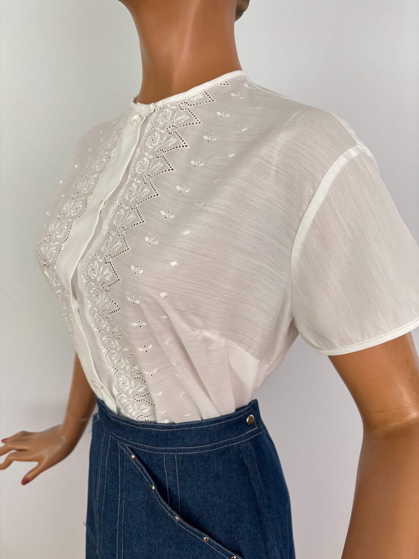 M/L | 1960s White Embroidered Blouse