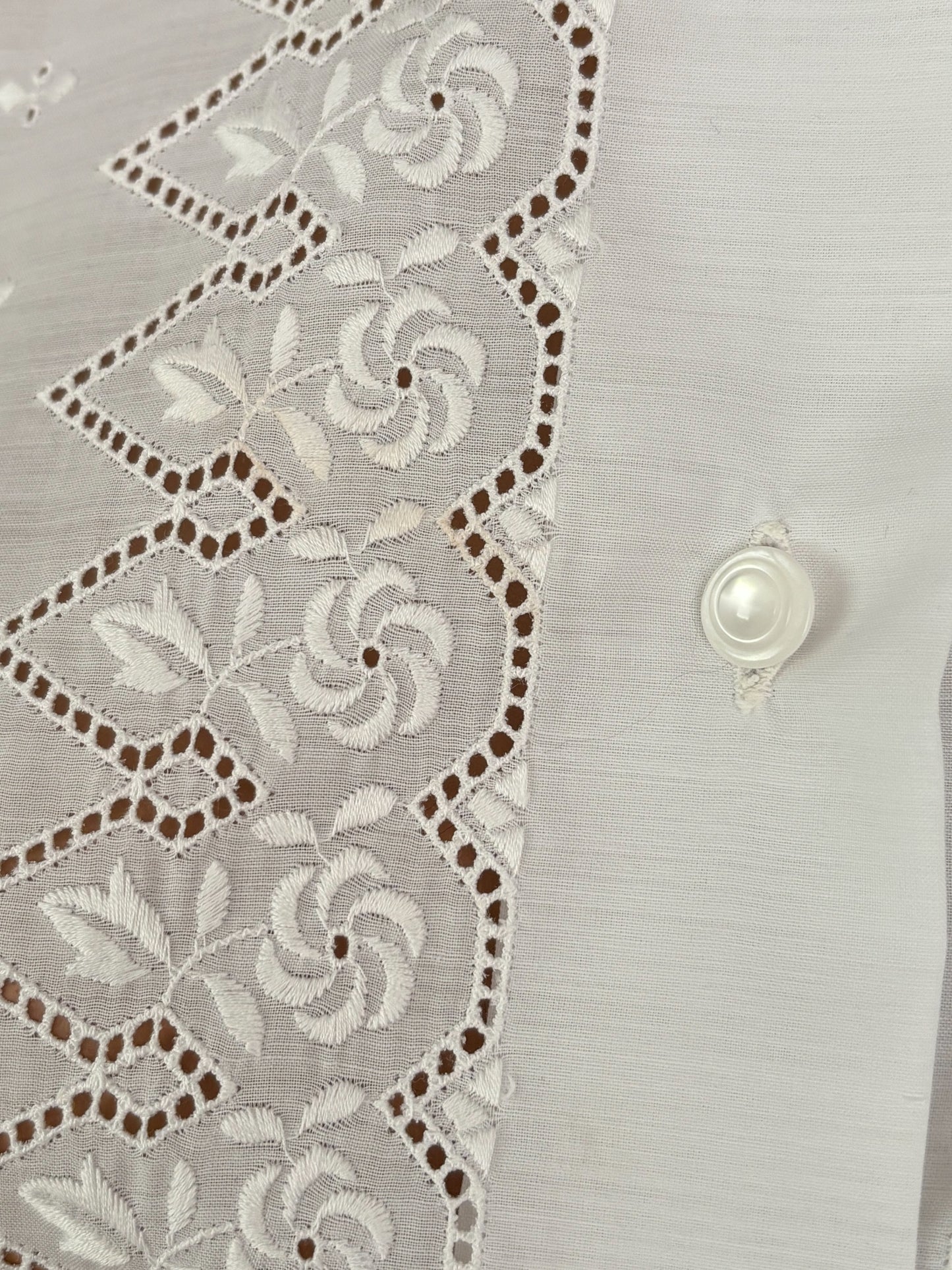 M/L | 1960s White Embroidered Blouse