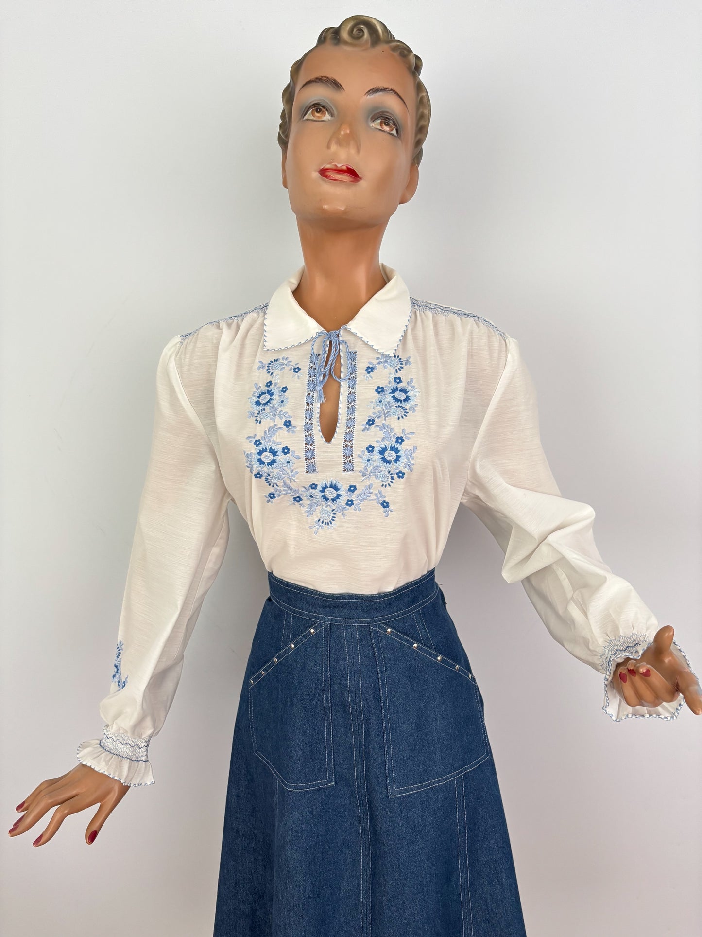 L | 1970s White Blue Embroidered Folk Peasant Blouse