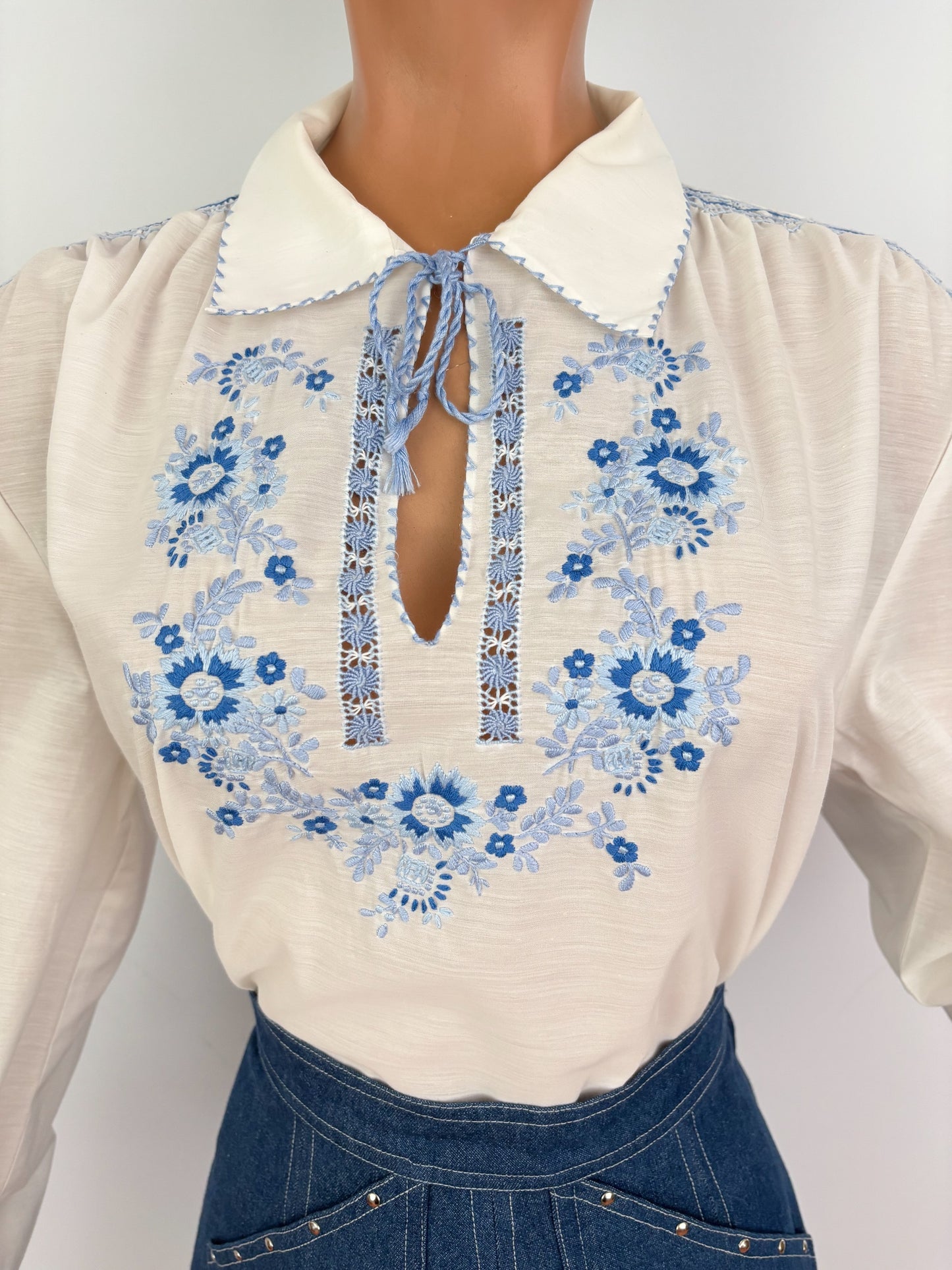 L | 1970s White Blue Embroidered Folk Peasant Blouse
