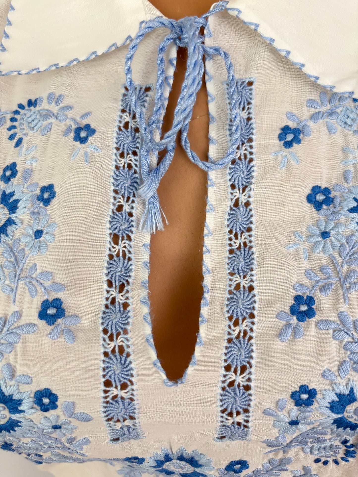 L | 1970s White Blue Embroidered Folk Peasant Blouse