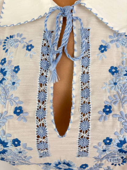 L | 1970s White Blue Embroidered Folk Peasant Blouse