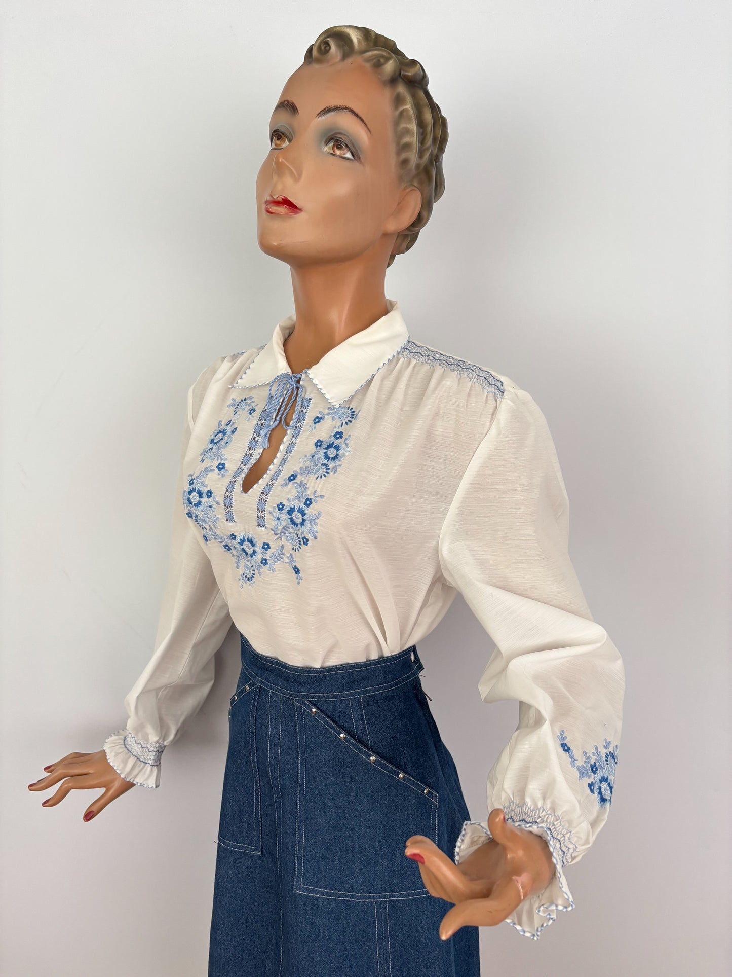 L | 1970s White Blue Embroidered Folk Peasant Blouse