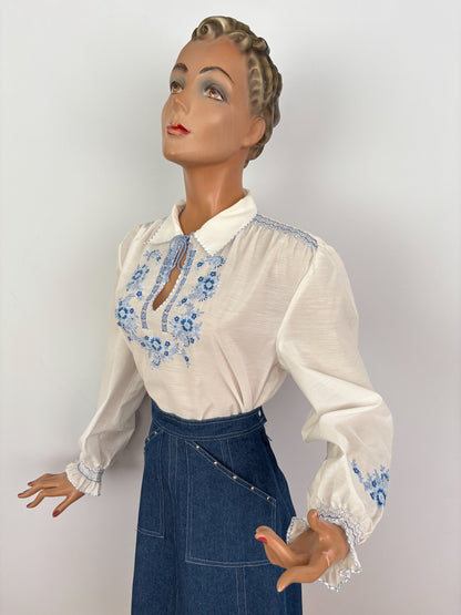 L | 1970s White Blue Embroidered Folk Peasant Blouse