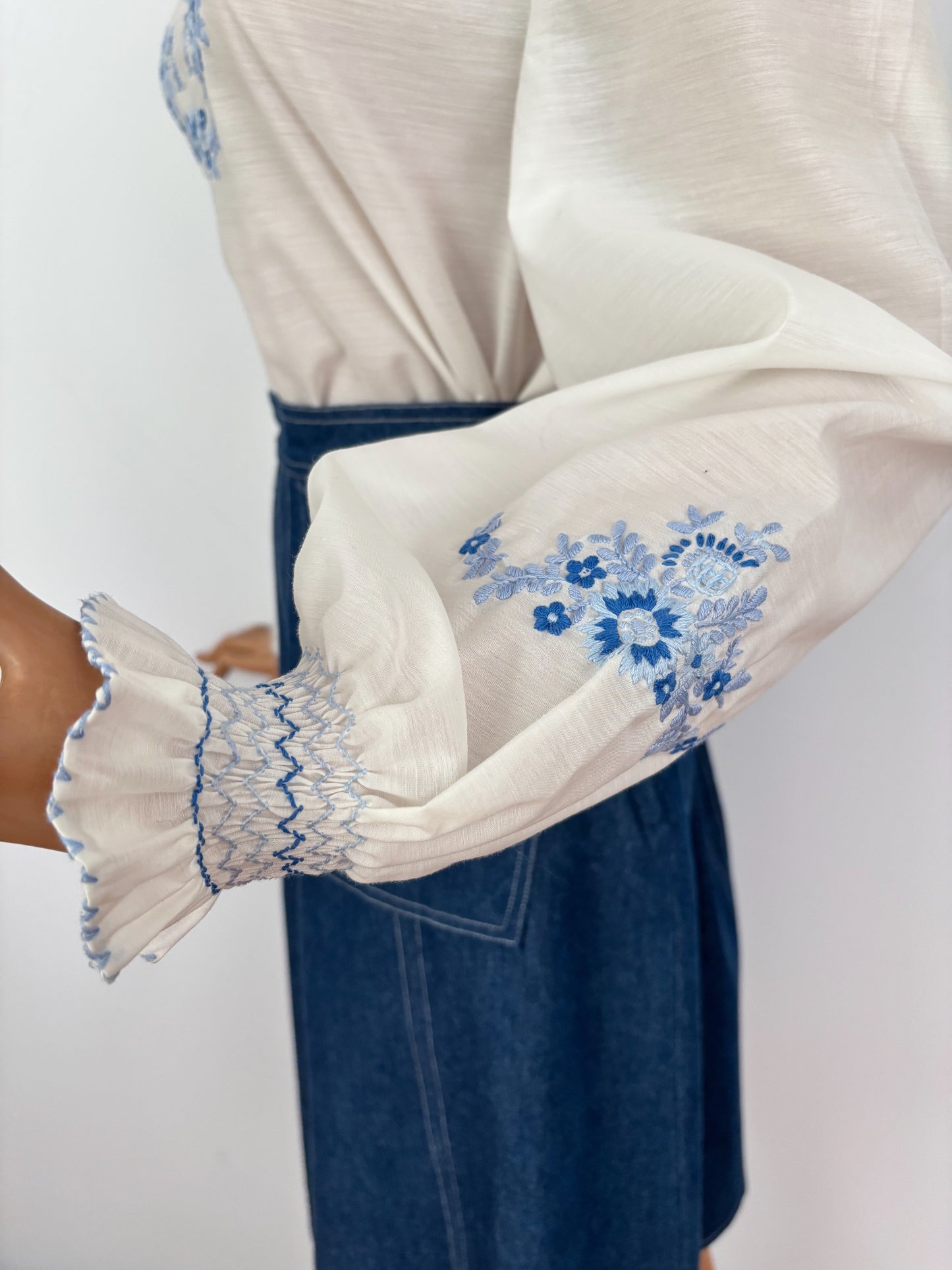 L | 1970s White Blue Embroidered Folk Peasant Blouse