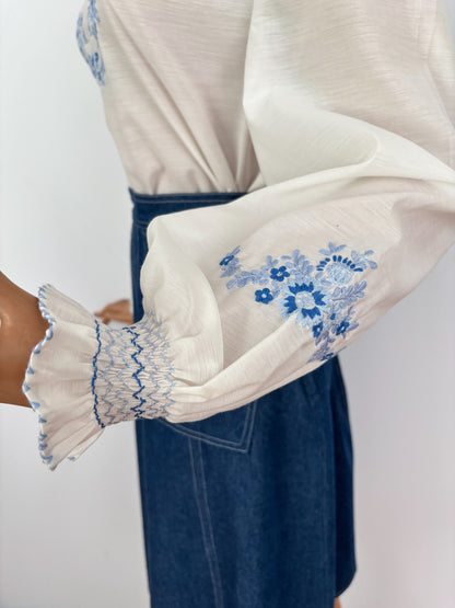 L | 1970s White Blue Embroidered Folk Peasant Blouse