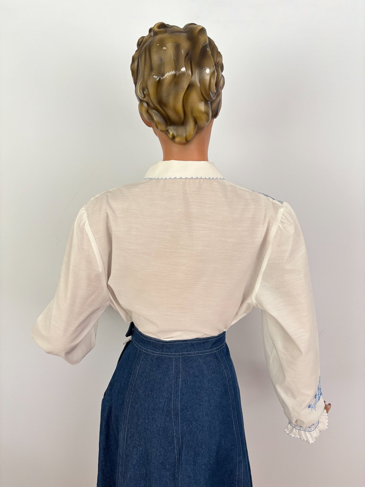 L | 1970s White Blue Embroidered Folk Peasant Blouse