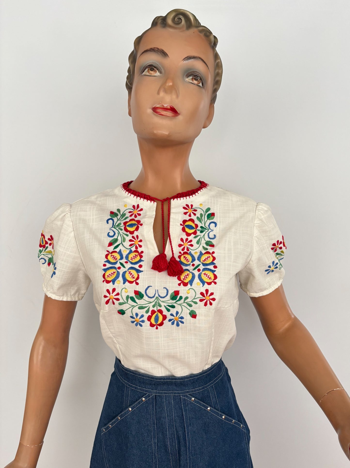M | 1960s Embroidered Hungarian Folk Blouse