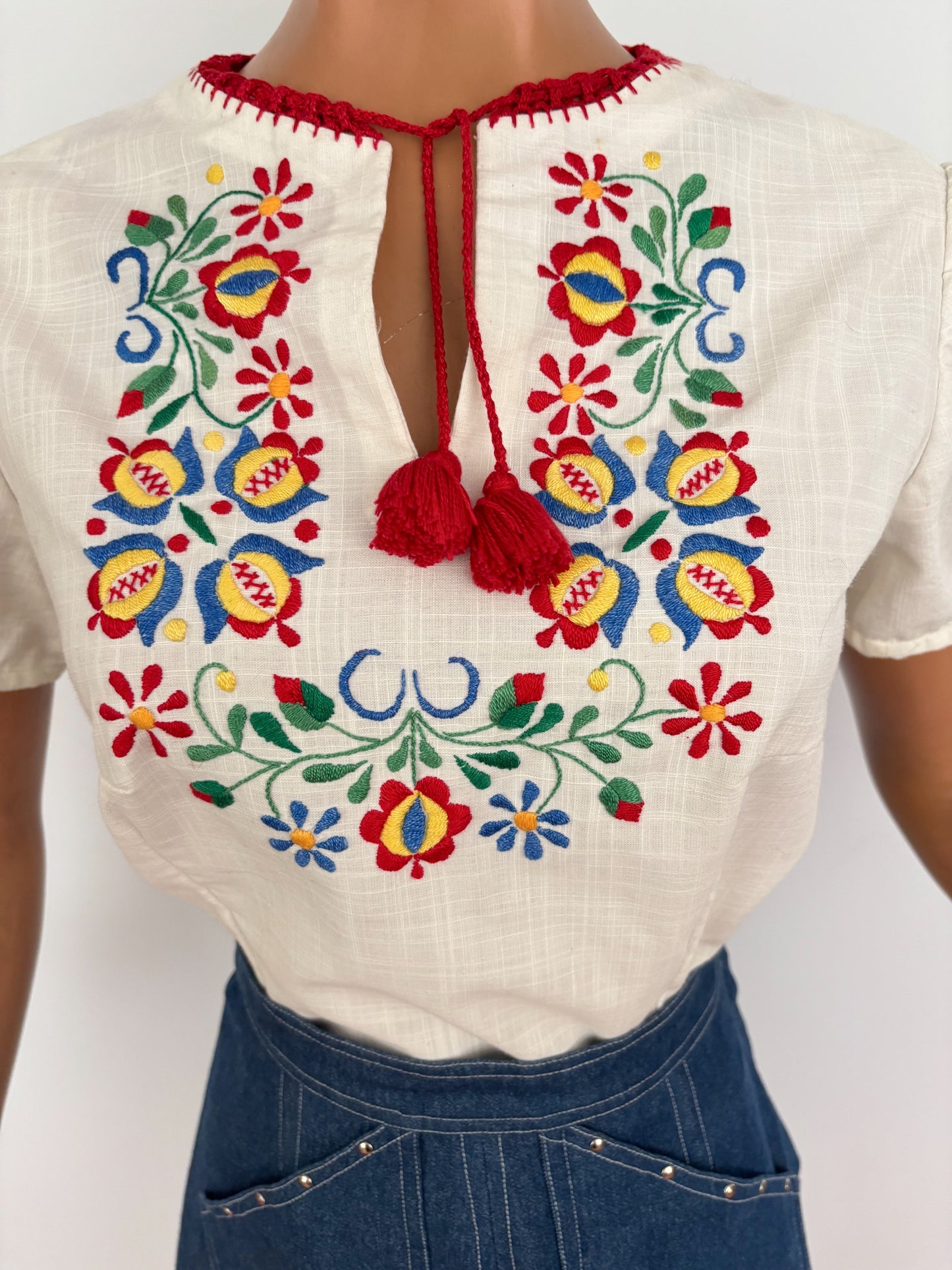 M | 1960s Embroidered Hungarian Folk Blouse