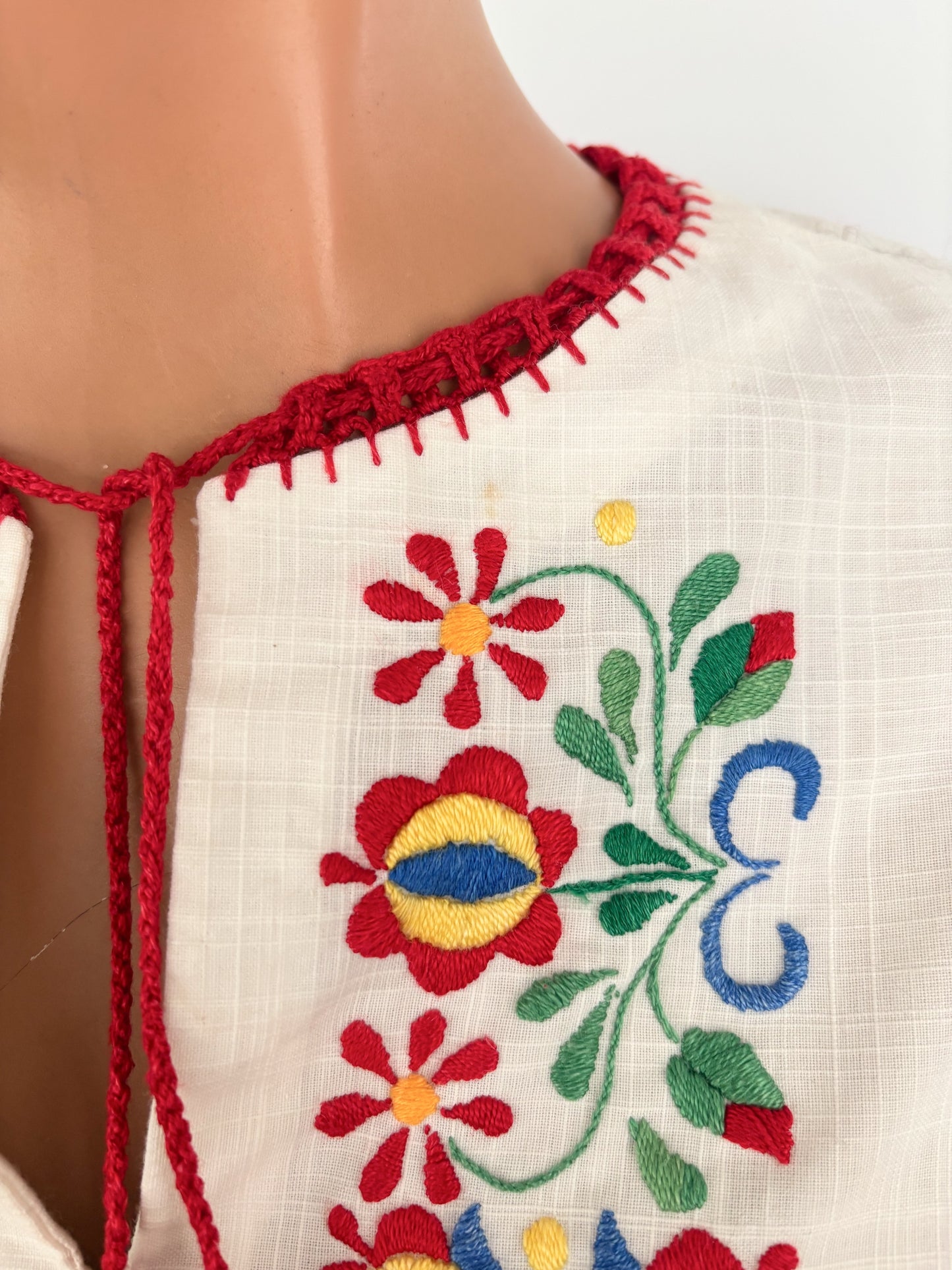M | 1960s Embroidered Hungarian Folk Blouse