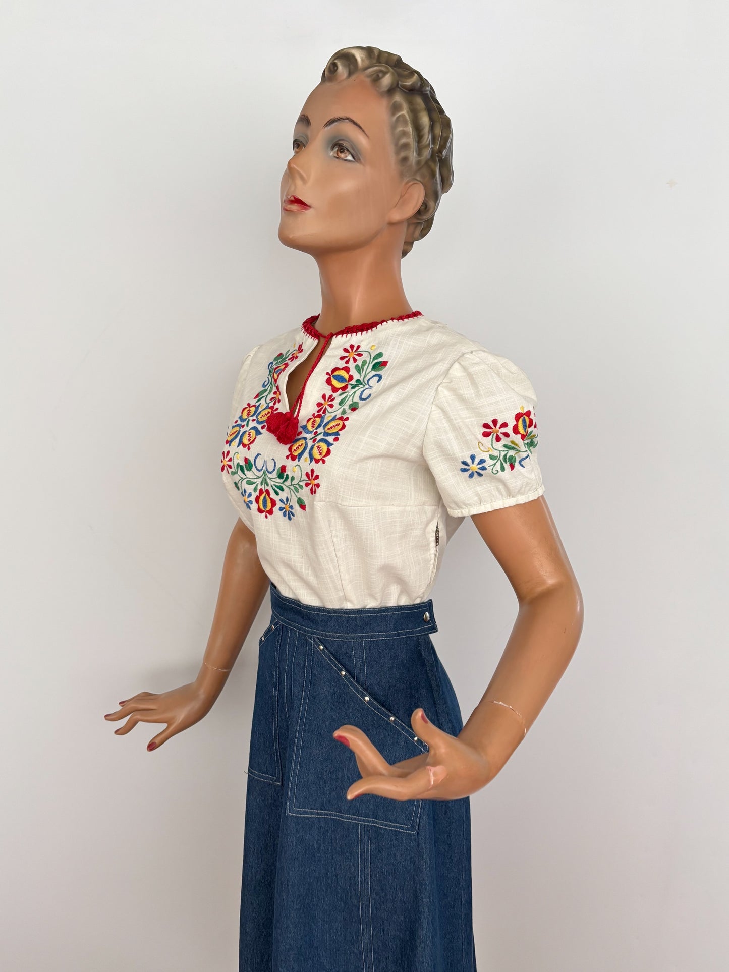 M | 1960s Embroidered Hungarian Folk Blouse
